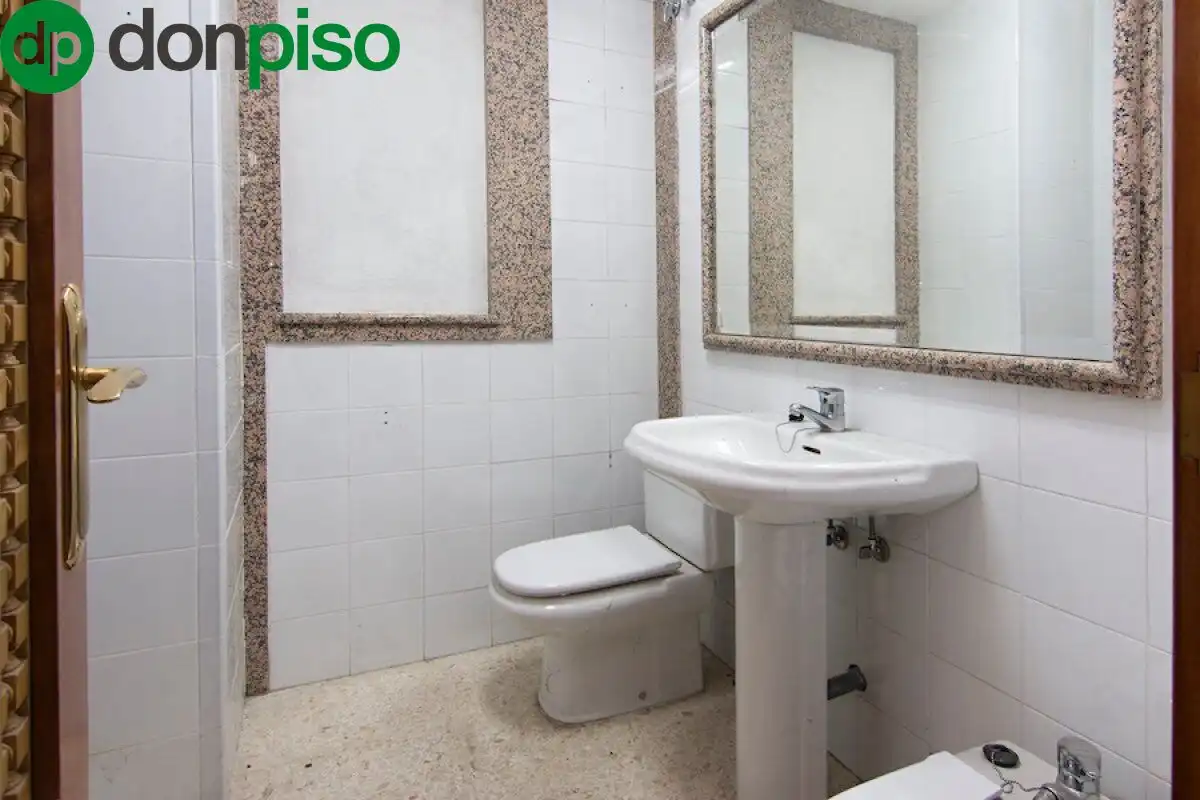 Baño de Local en venta en Granada con Amueblado