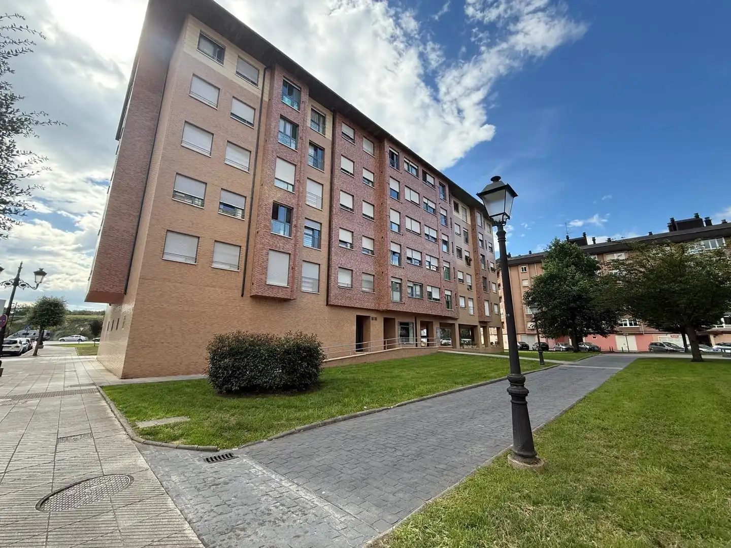 Vista exterior de Pis en venda en Oviedo  amb Calefacció, Jardí privat i Traster