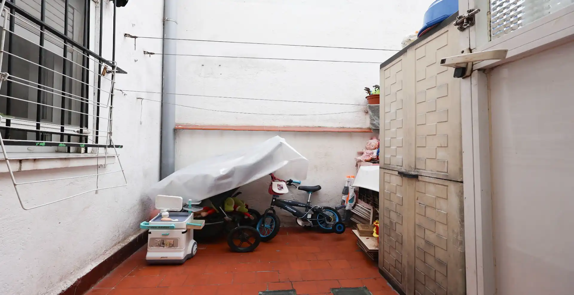 Vista exterior de Pis en venda en Madrid amb Terrassa i Balcó