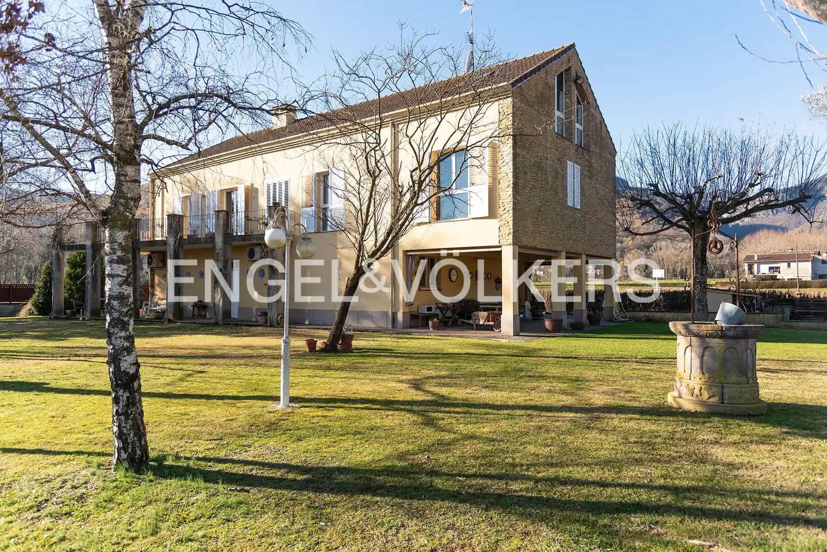 Vista exterior de Casa o xalet en venda en La Vall d'en Bas amb Aire condicionat, Calefacció i Jardí privat