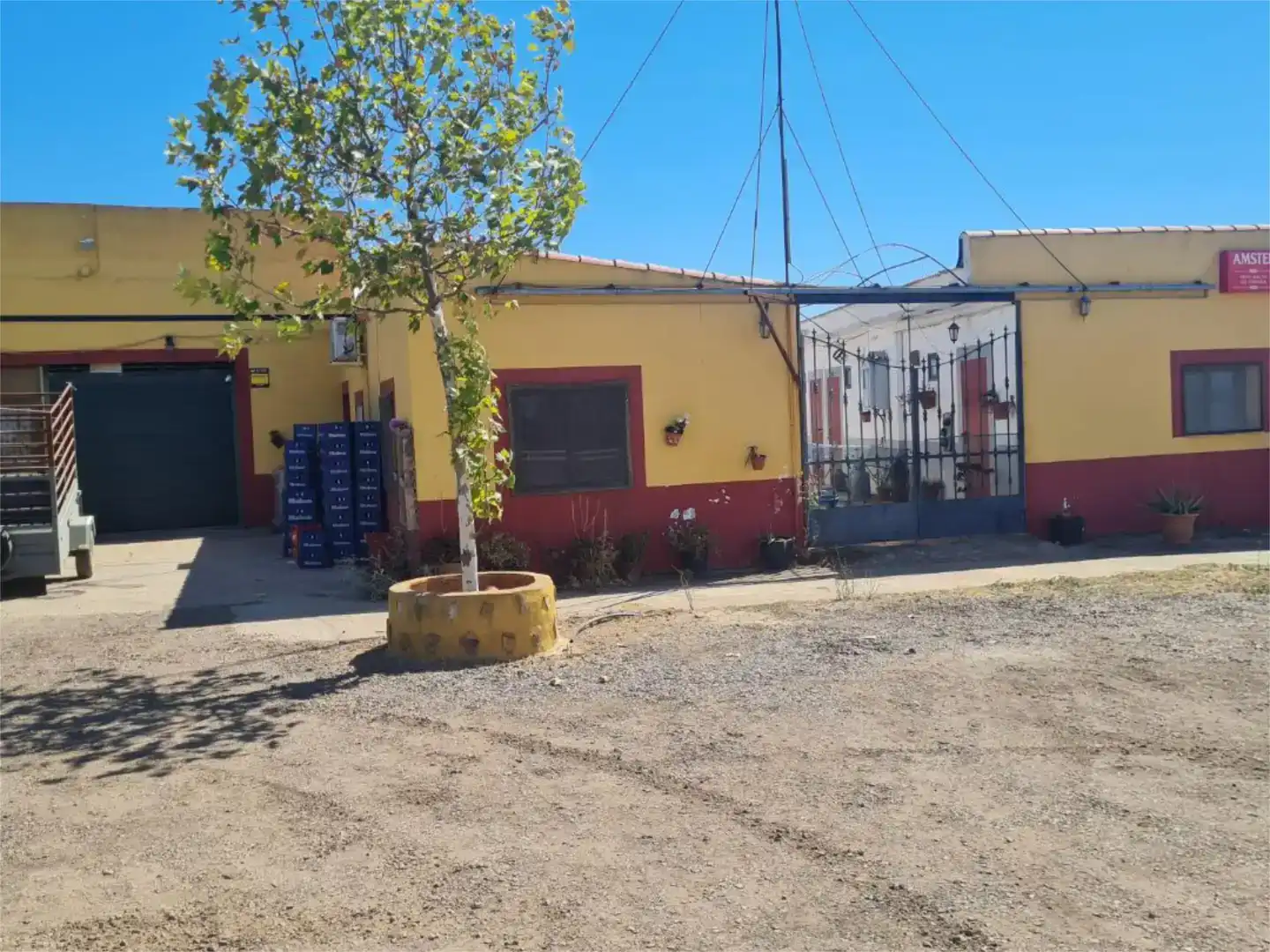Vista exterior de Local en venta en Casas de Don Pedro con Aire acondicionado, Parquet y Amueblado