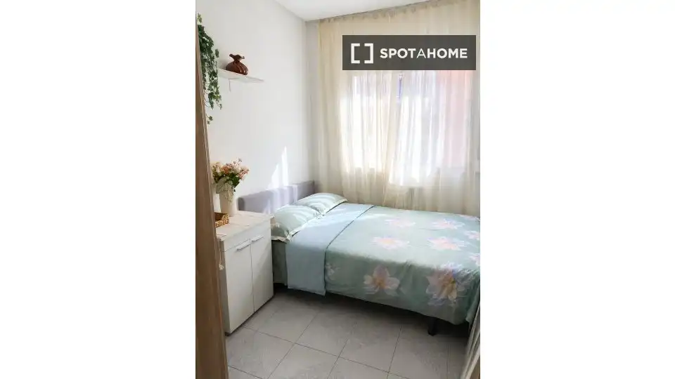 Habitación de Piso de alquiler en Madrid con Aire acondicionado, Calefacción y Amueblado