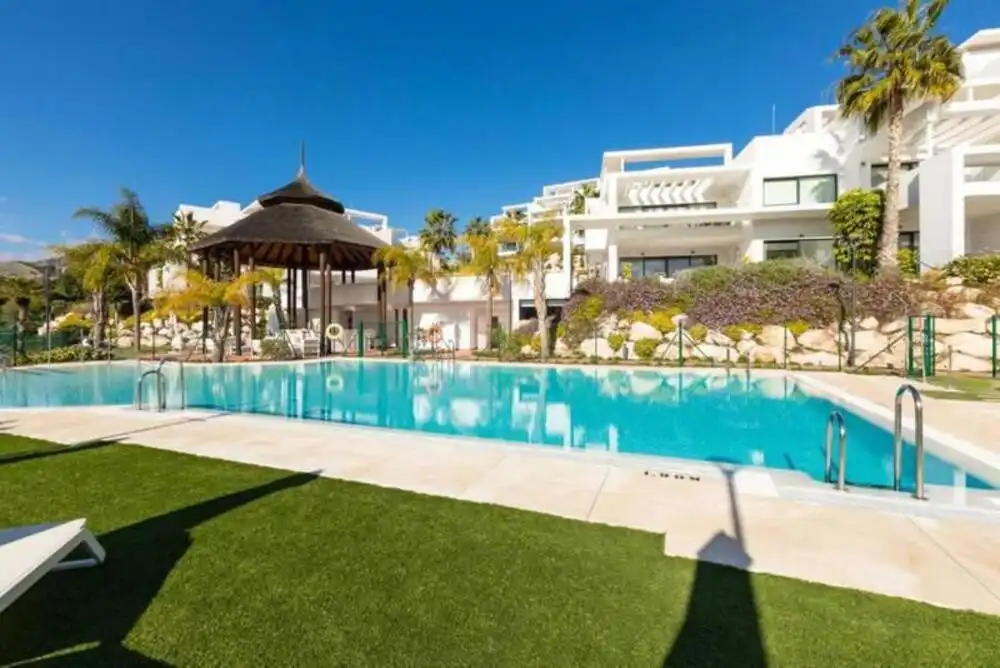 Vista exterior de Planta baixa de lloguer en Estepona amb Aire condicionat, Jardí privat i Terrassa