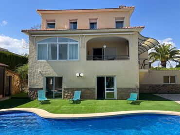 Villa avec balcon à vendre à Urbanizaciones