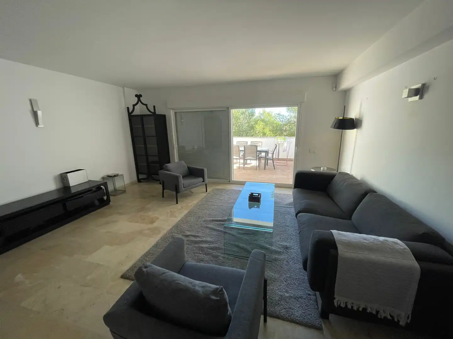 Wohnzimmer von Einfamilien-Reihenhaus zum Verkauf in Santa Eulària des Riu mit Klimaanlage, Terrasse und Möbliert