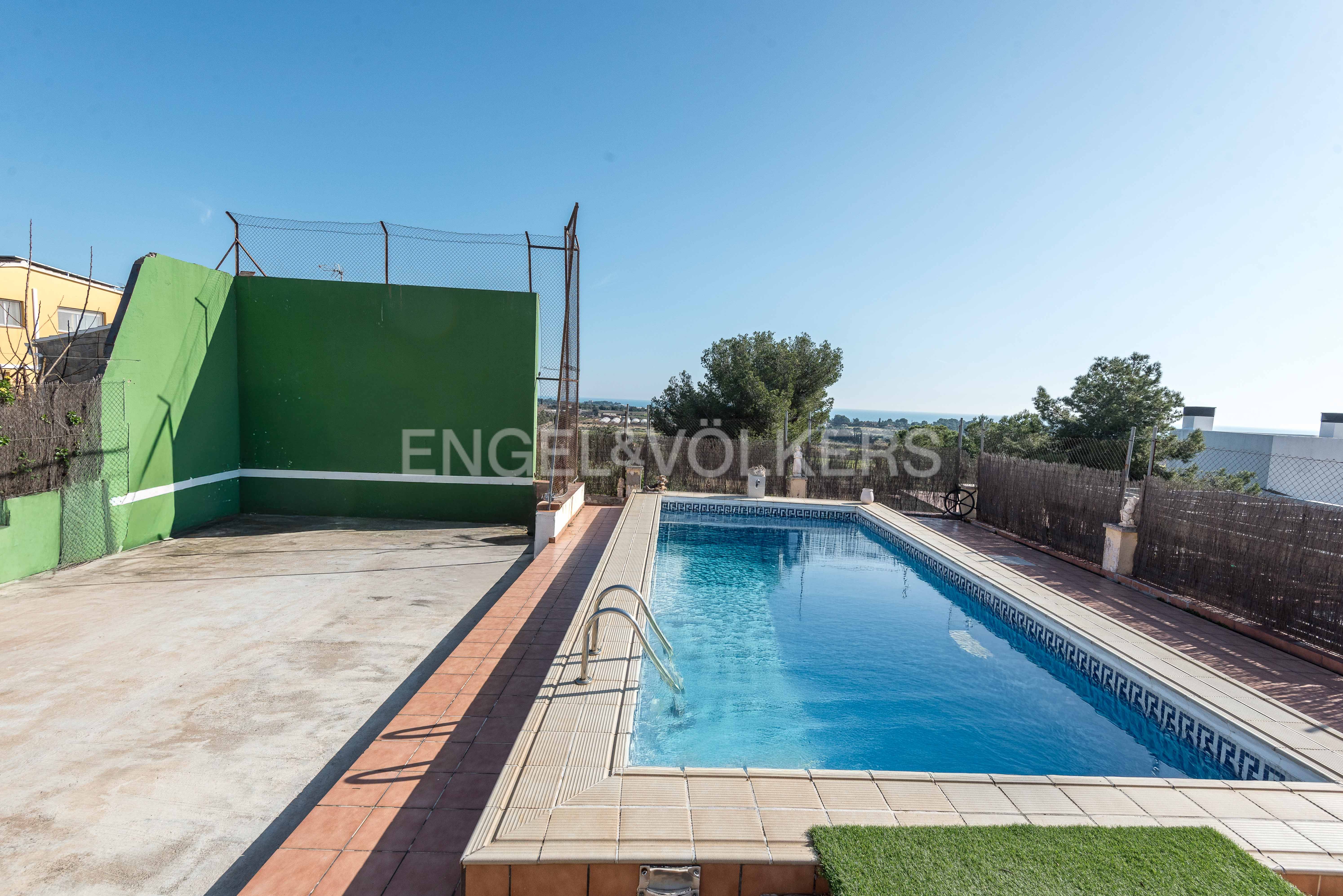 Piscina de Casa o xalet en venda en Vilanova i la Geltrú amb Aire condicionat, Calefacció i Jardí privat