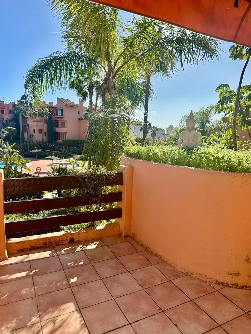 Jardí de Pis de lloguer en Estepona amb Aire condicionat, Terrassa i Piscina