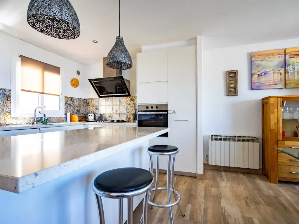 Küche von Wohnung zum Verkauf in Es Castell mit Klimaanlage