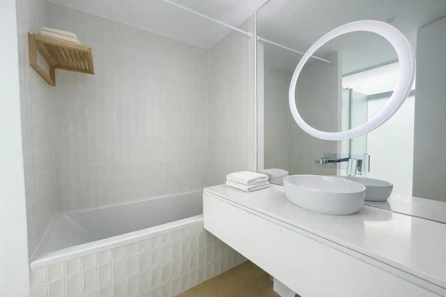 Baño de Ático en venta en Tomares con Aire acondicionado, Calefacción y Jardín privado