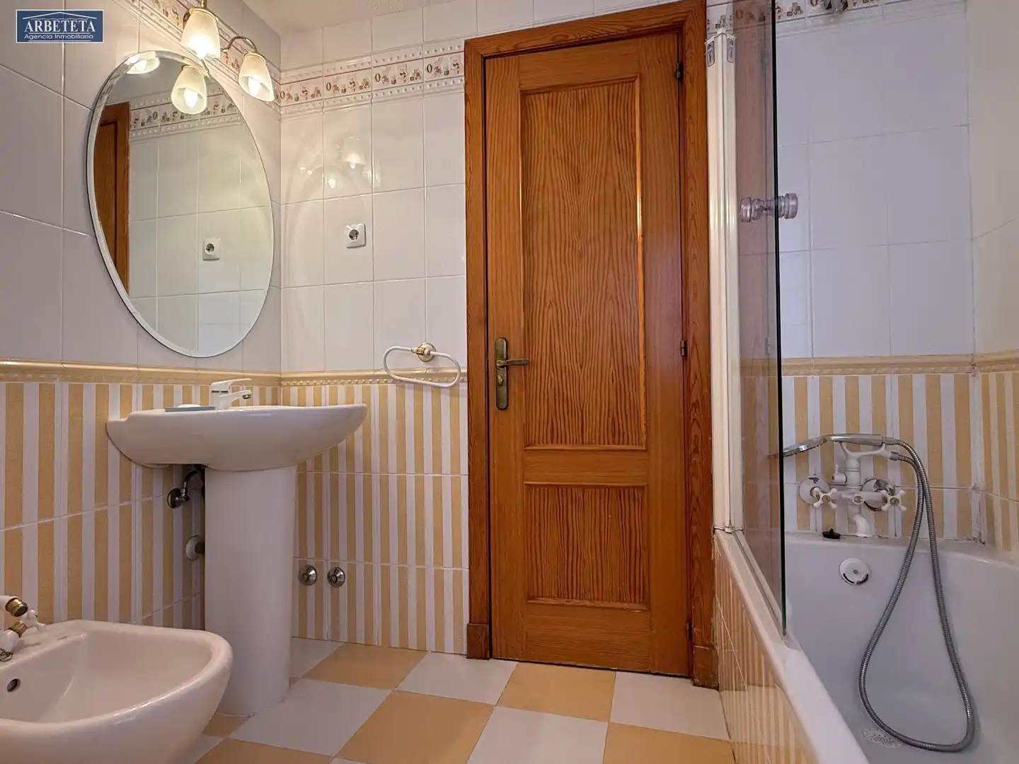 Badezimmer von Wohnung zur Miete in Guadalajara mit Parkett