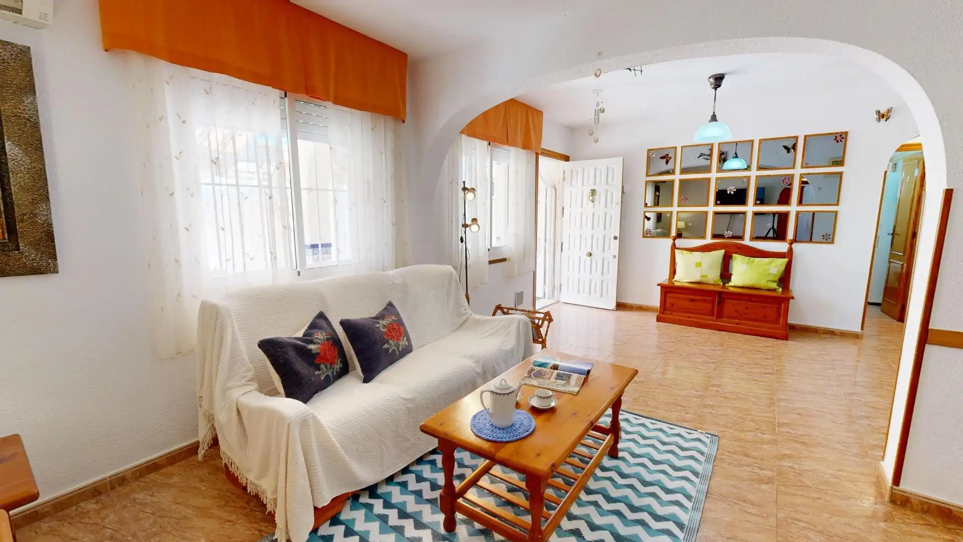 Sala d'estar de Casa adosada en venda en Torrevieja amb Aire condicionat, Calefacció i Jardí privat