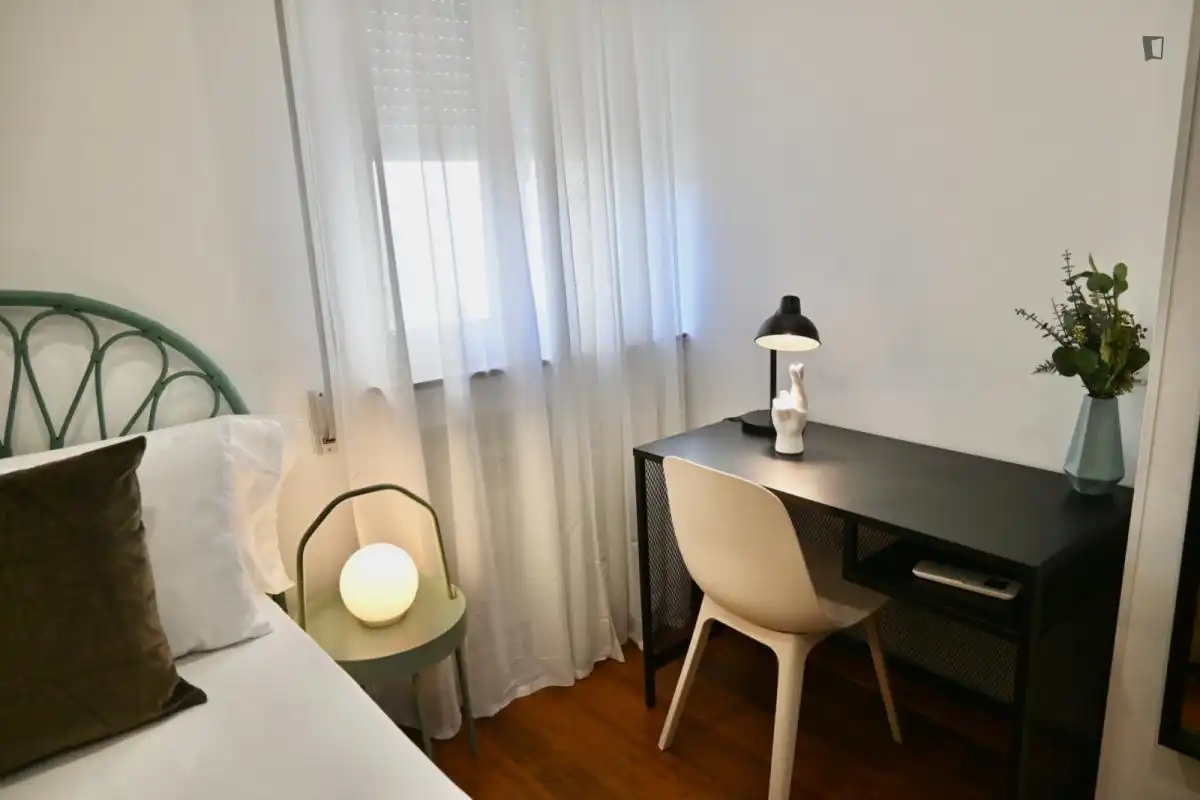 Dormitori de Apartament de lloguer en Madrid amb Aire condicionat, Calefacció i Moblat
