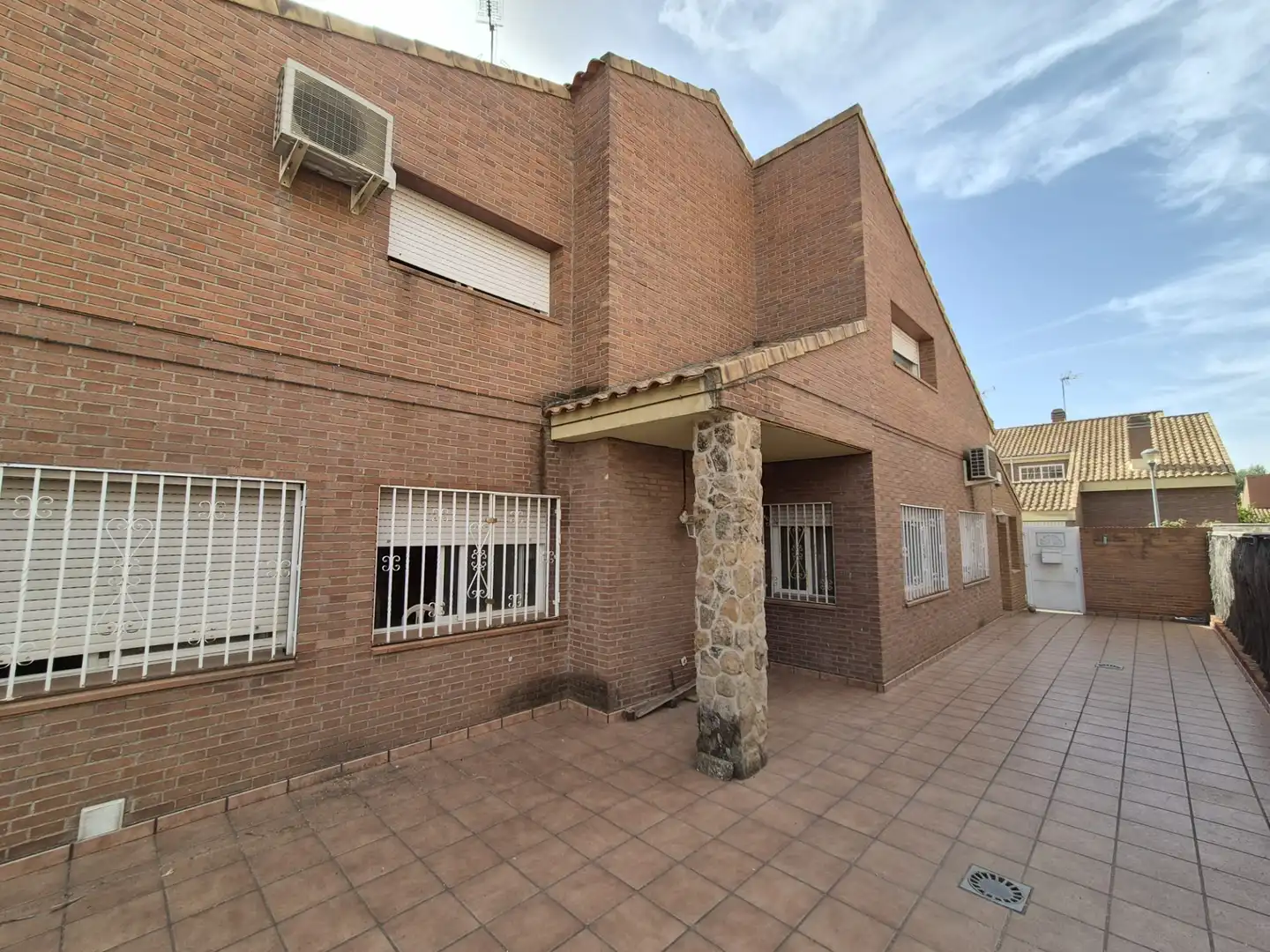 Casa adosada en venda a Velilla de San Antonio