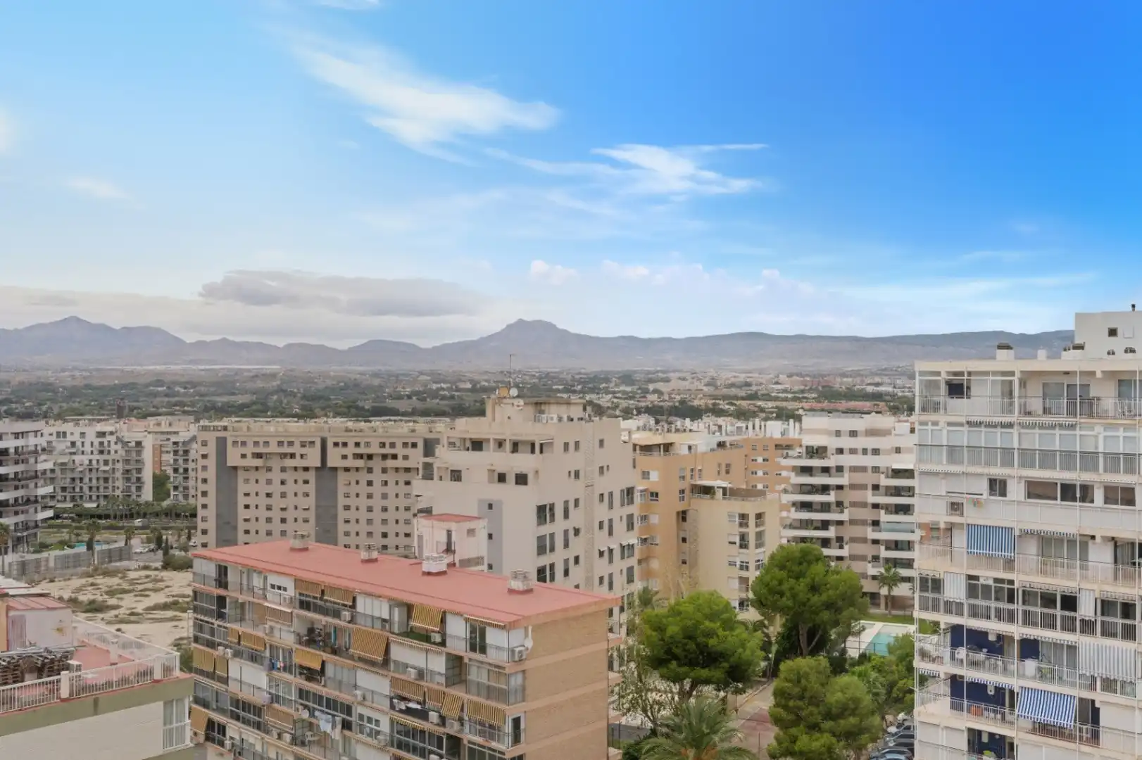 Vista exterior de Àtic en venda en Alicante / Alacant amb Aire condicionat, Calefacció i Jardí privat