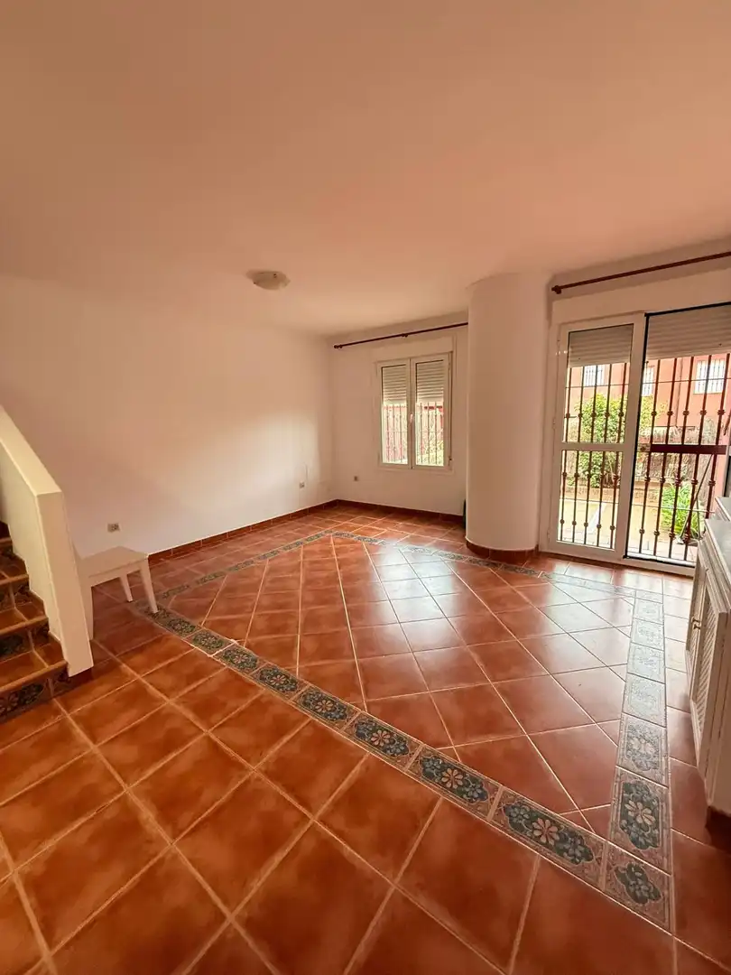 Sala d'estar de Casa o xalet en venda en Algeciras amb Balcó i Piscina comunitària