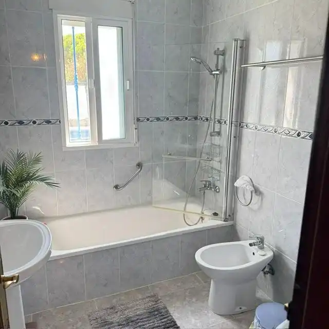 Bany de Casa o xalet en venda en Chiclana de la Frontera amb Aire condicionat, Calefacció i Jardí privat