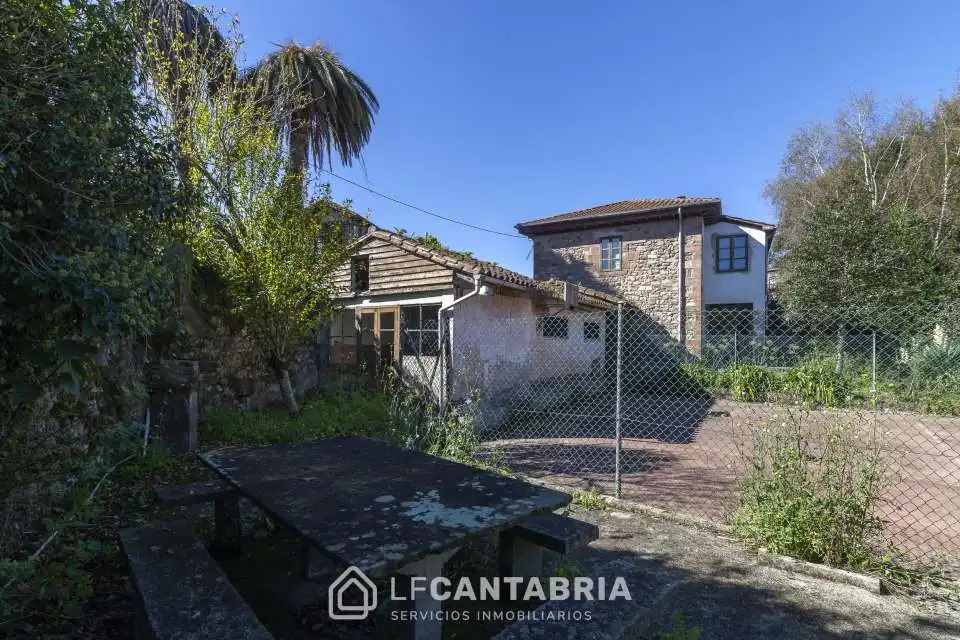 Vista exterior de Casa o xalet en venda en Torrelavega  amb Jardí privat