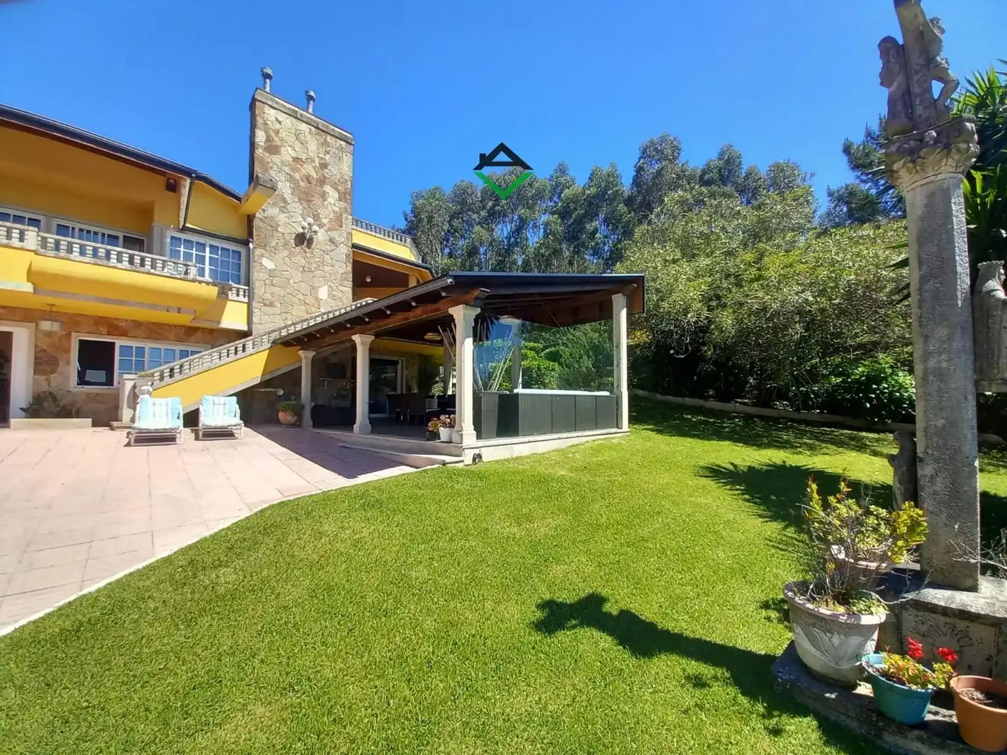 Jardí de Casa o xalet en venda en Cangas  amb Calefacció, Terrassa i Traster