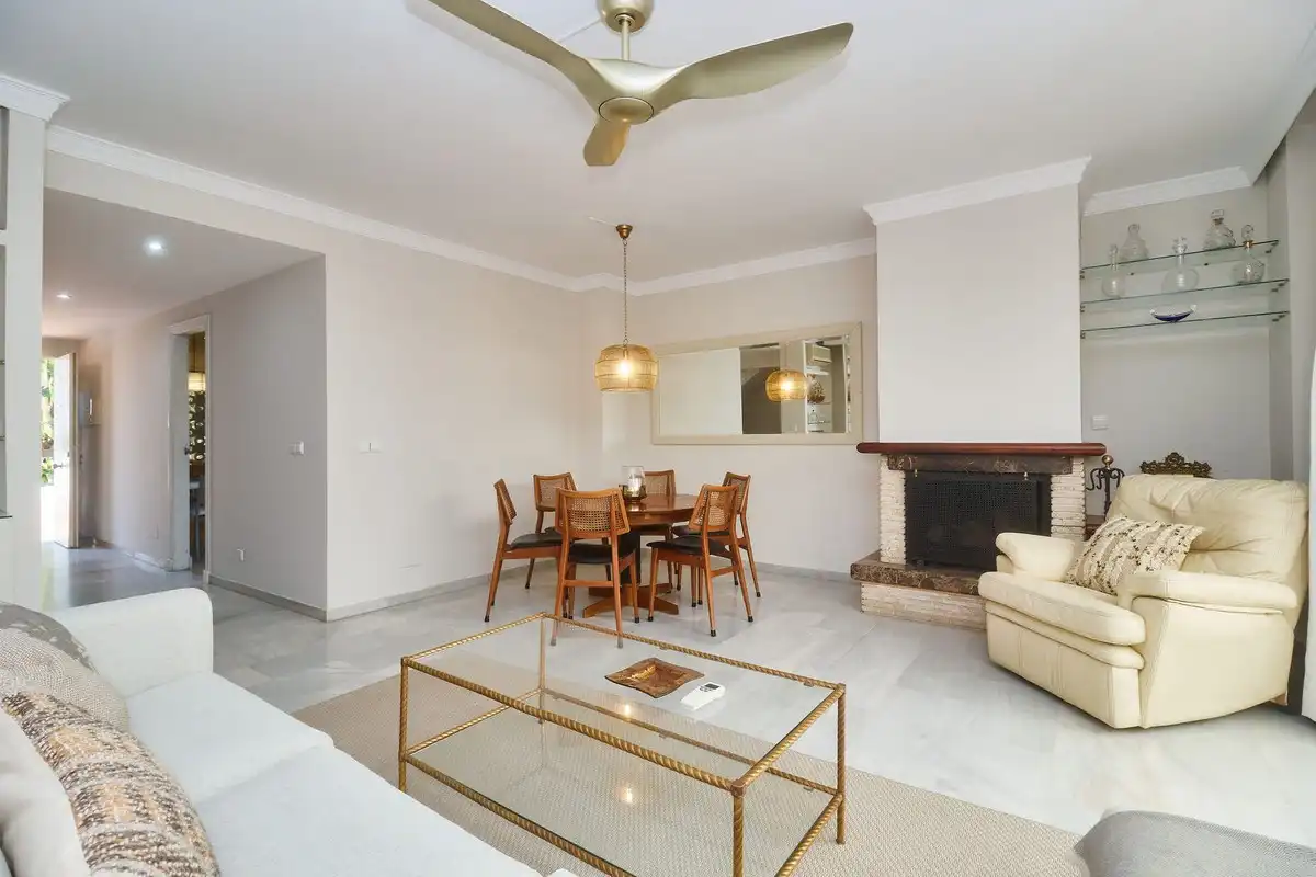 Sala de estar de Casa adosada en venta en Marbella con Aire acondicionado, Jardín privado y Terraza