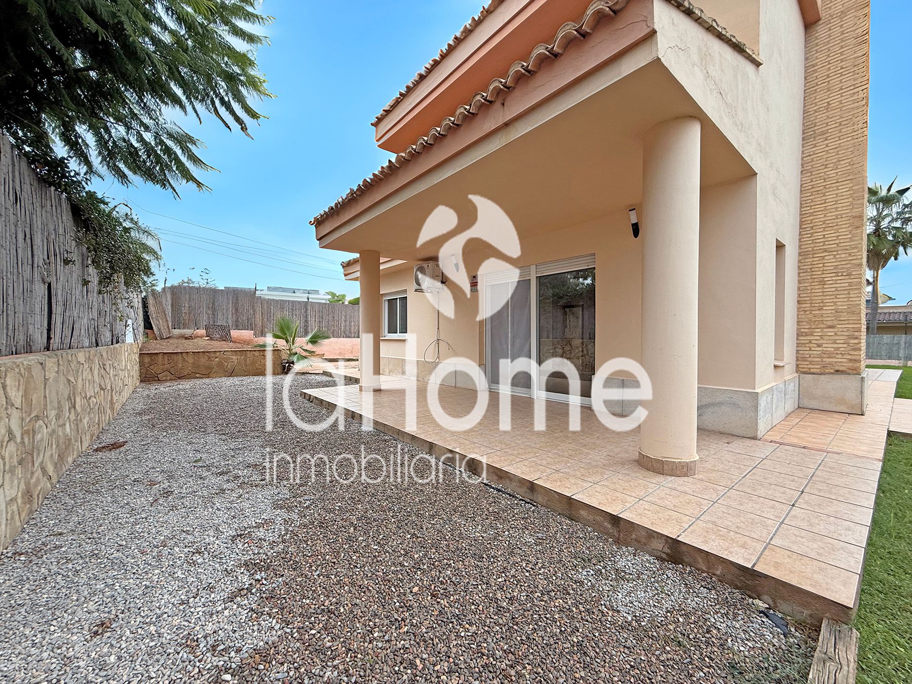 Vista exterior de Casa o xalet en venda en Bétera amb Aire condicionat, Calefacció i Jardí privat