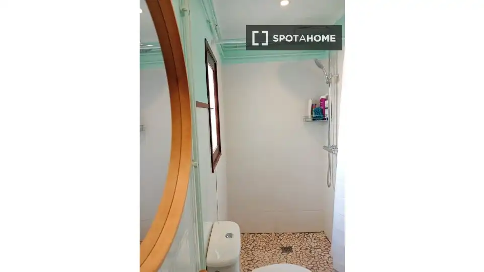Bathroom of Flat for share in  Palma de Mallorca  with Air Conditioner, Heating and Terrace
