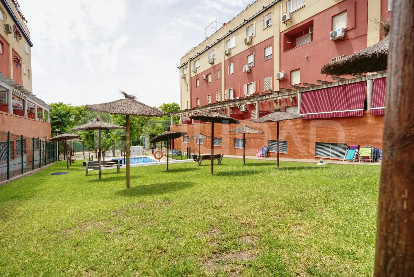 Vista exterior de Pis en venda en San Juan de Aznalfarache amb Aire condicionat i Piscina comunitària