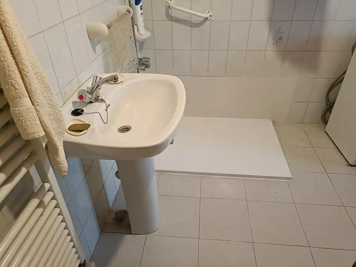 Badezimmer von Einfamilien-Reihenhaus zum Verkauf in Peñamellera Alta mit Heizung, Privatgarten und Terrasse
