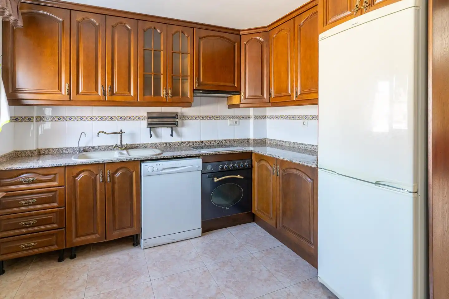 Küche von Einfamilien-Reihenhaus zum Verkauf in Santa Pola mit Klimaanlage, Privatgarten und Terrasse