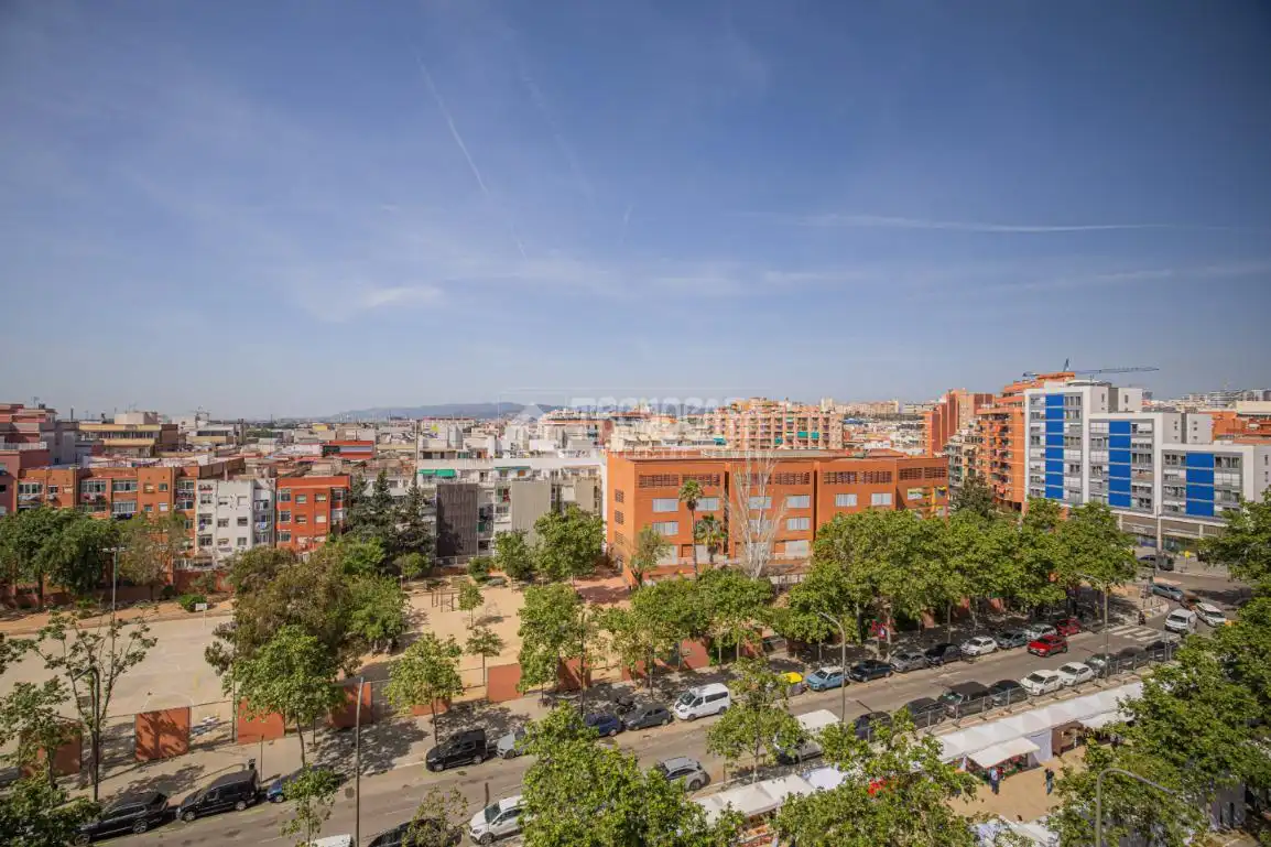 Vista exterior de Piso en venta en L'Hospitalet de Llobregat con Balcón