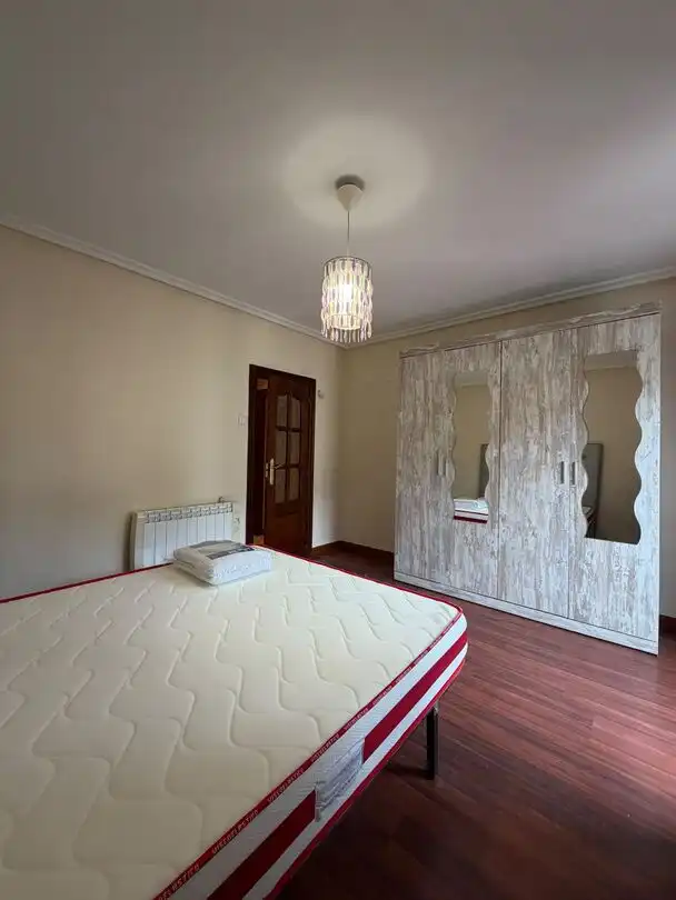 Schlafzimmer von Wohnung zur Miete in Laviana mit Heizung und Balkon