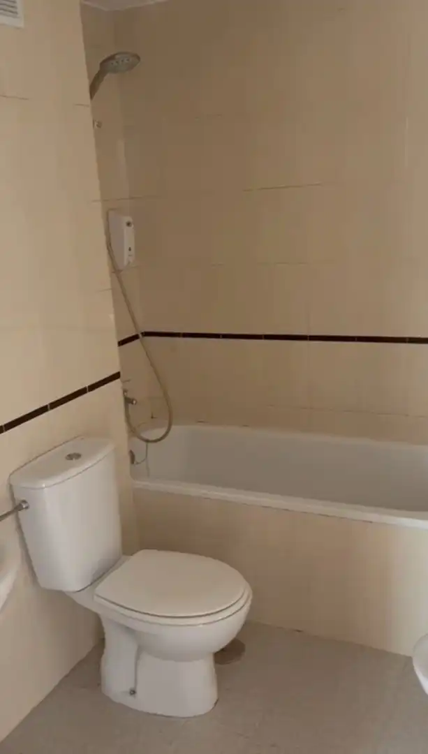 Badezimmer von Wohnung zum Verkauf in Tomares mit Klimaanlage, Terrasse und Abstellraum