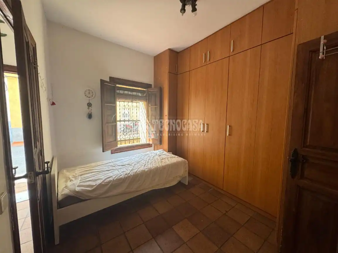 Schlafzimmer von Einfamilien-Reihenhaus zum Verkauf in Barcelona mit Klimaanlage und Terrasse