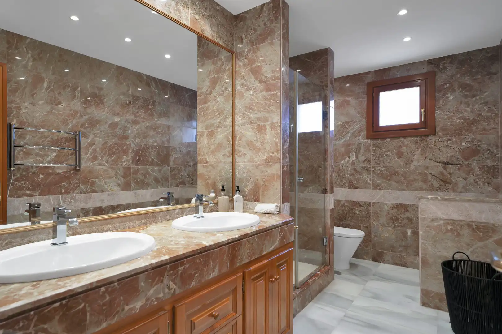 Baño de Apartamento en venta en Marbella con Aire acondicionado, Terraza y Piscina