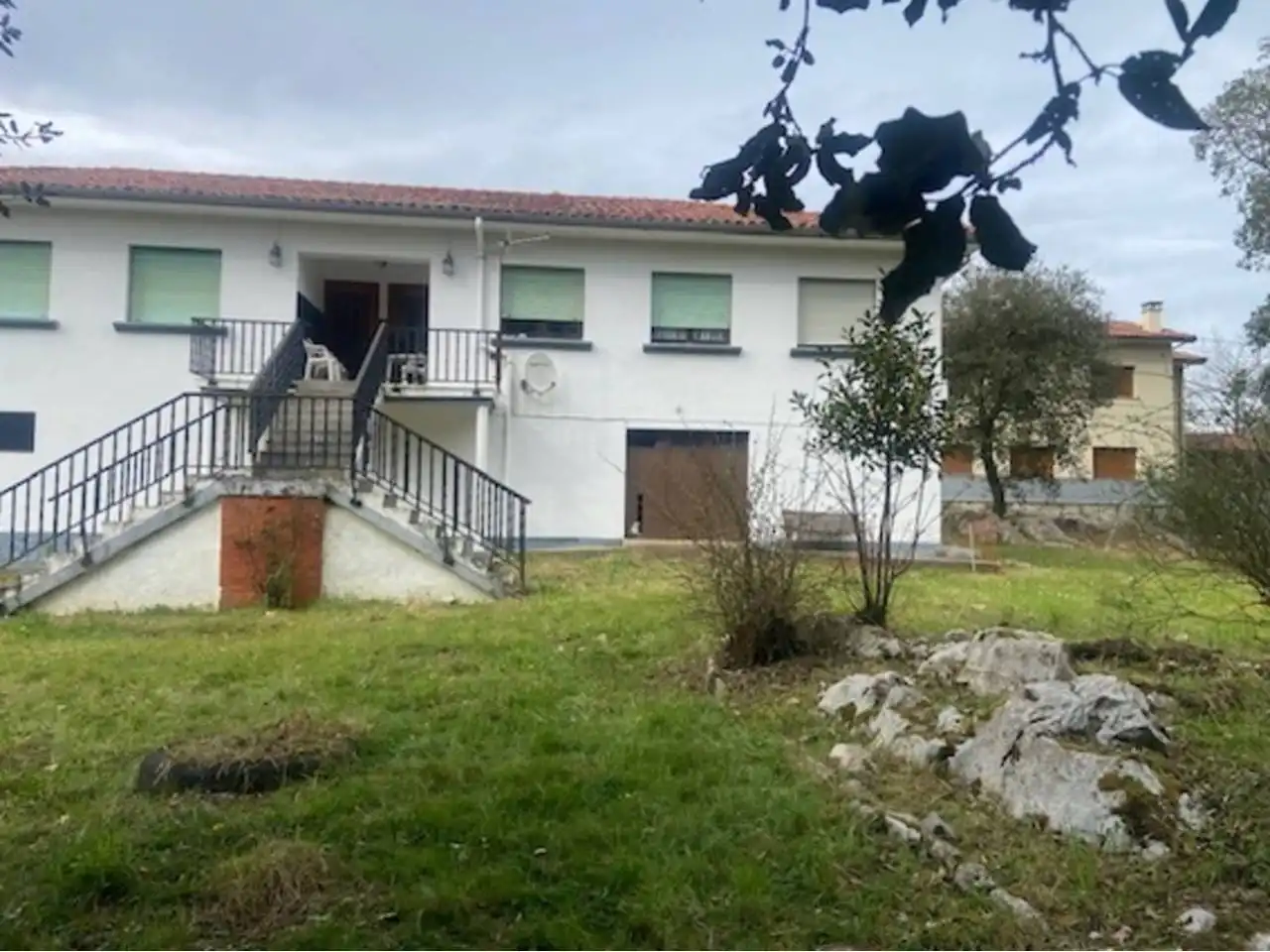 Vista exterior de Casa adosada en venda en Llanes amb Jardí privat i Terrassa