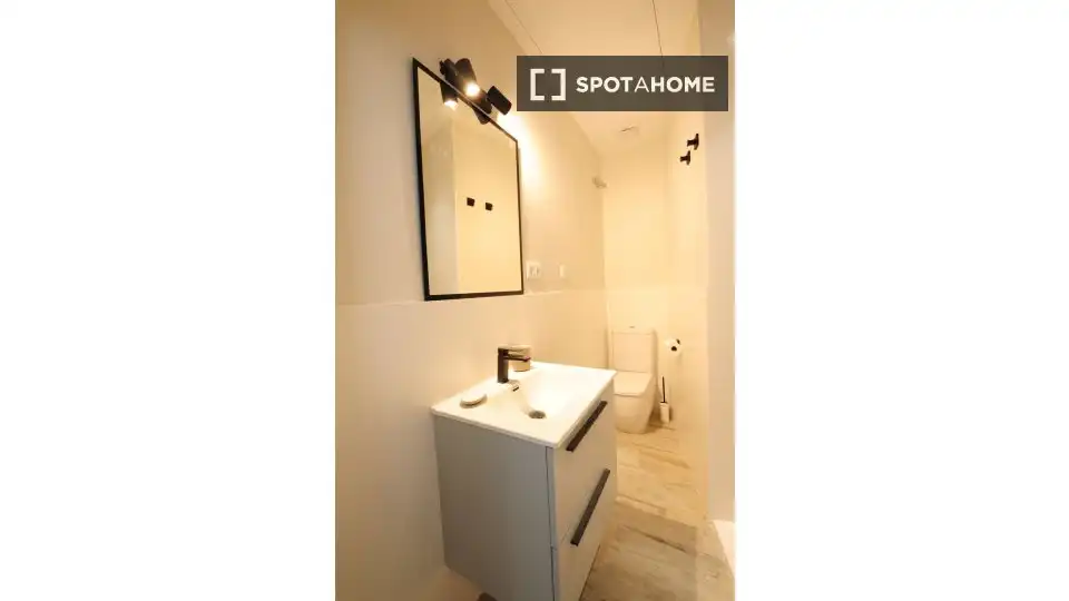 Bathroom of Flat for share in Cádiz  with Air Conditioner, Heating and Furnished