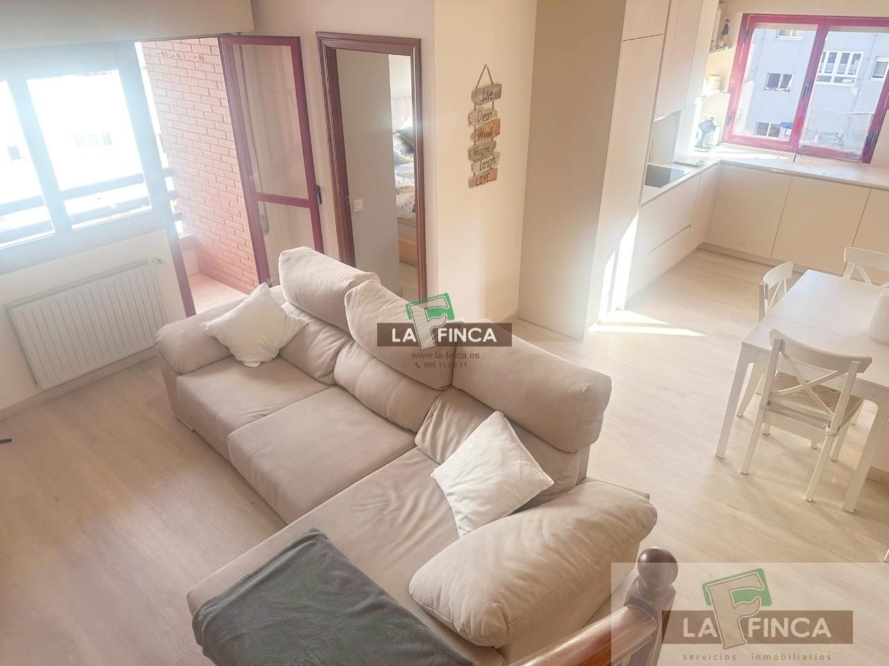 Sala d'estar de Pis en venda en Oviedo  amb Calefacció i Terrassa