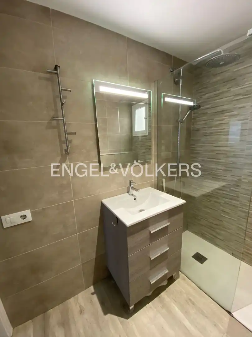 Bathroom of Flat for sale in Barcelona  with Air Conditioner, Heating and Balcony