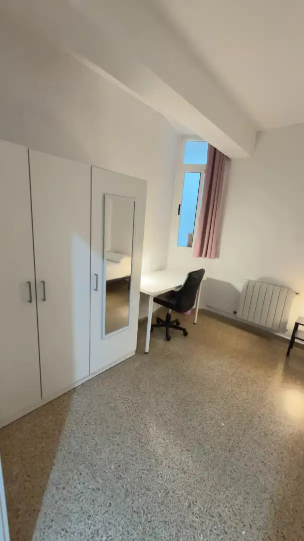 Habitación de Piso de alquiler en Granada con Aire acondicionado, Amueblado y Lavadora