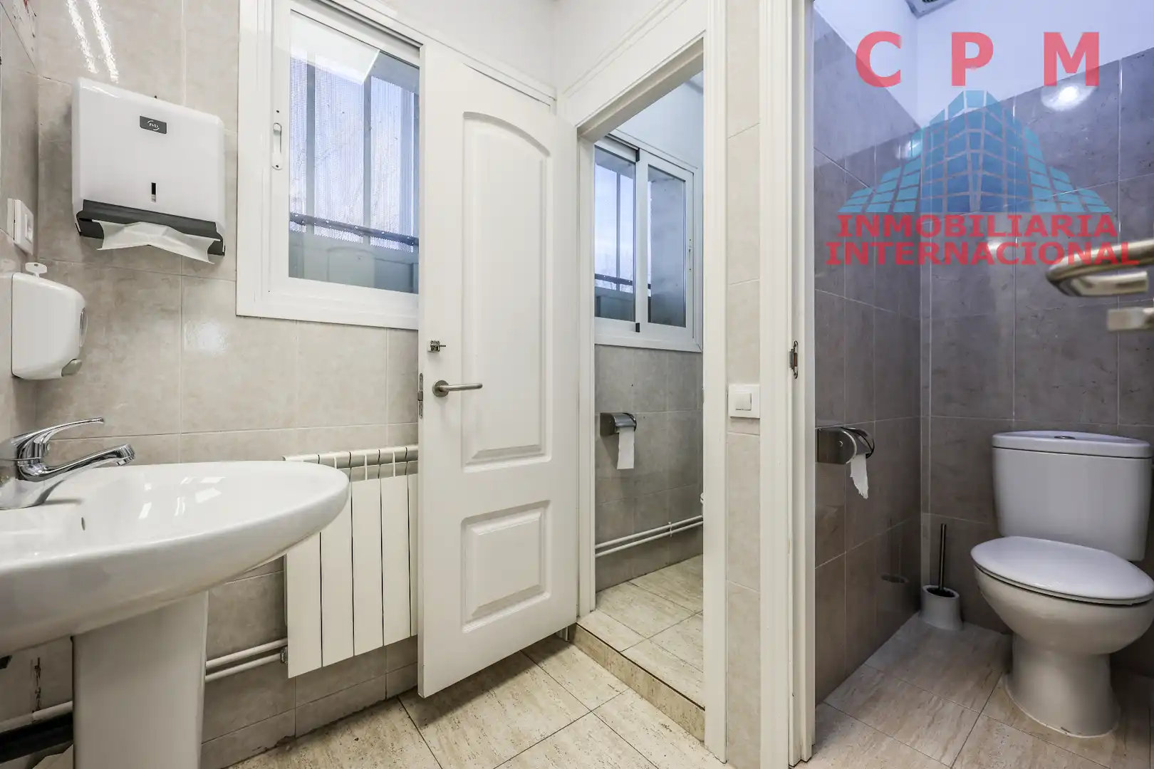 Badezimmer von Fabrikhallen zum Verkauf in Coslada mit Heizung und Alarm