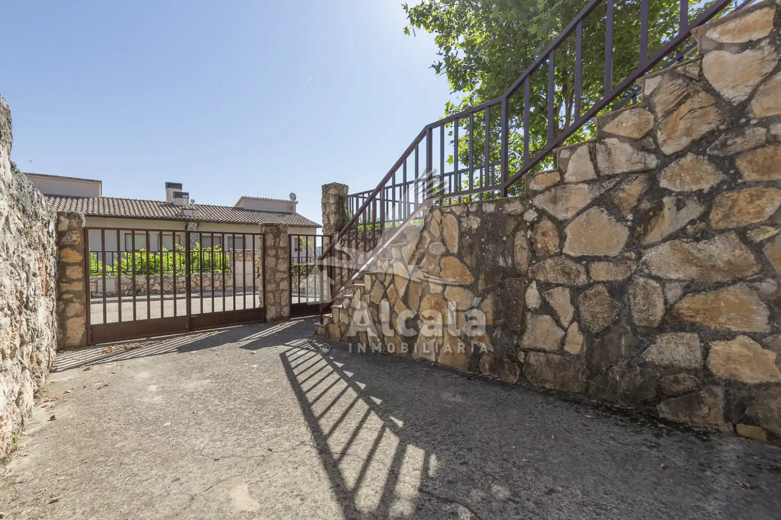 Vista exterior de Casa adosada en venda en Alocén amb Calefacció