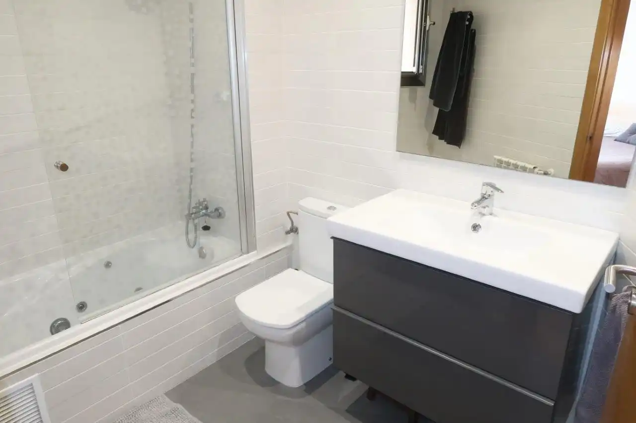 Baño de Piso en venta en A Coruña Capital  con Calefacción, Terraza y Trastero