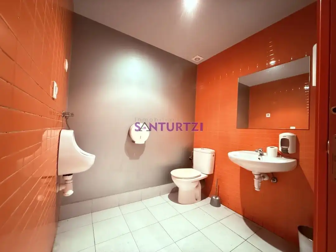 Badezimmer von Geschaftsraum zum Verkauf in Abanto y Ciérvana-Abanto Zierbena mit Klimaanlage und Möbliert