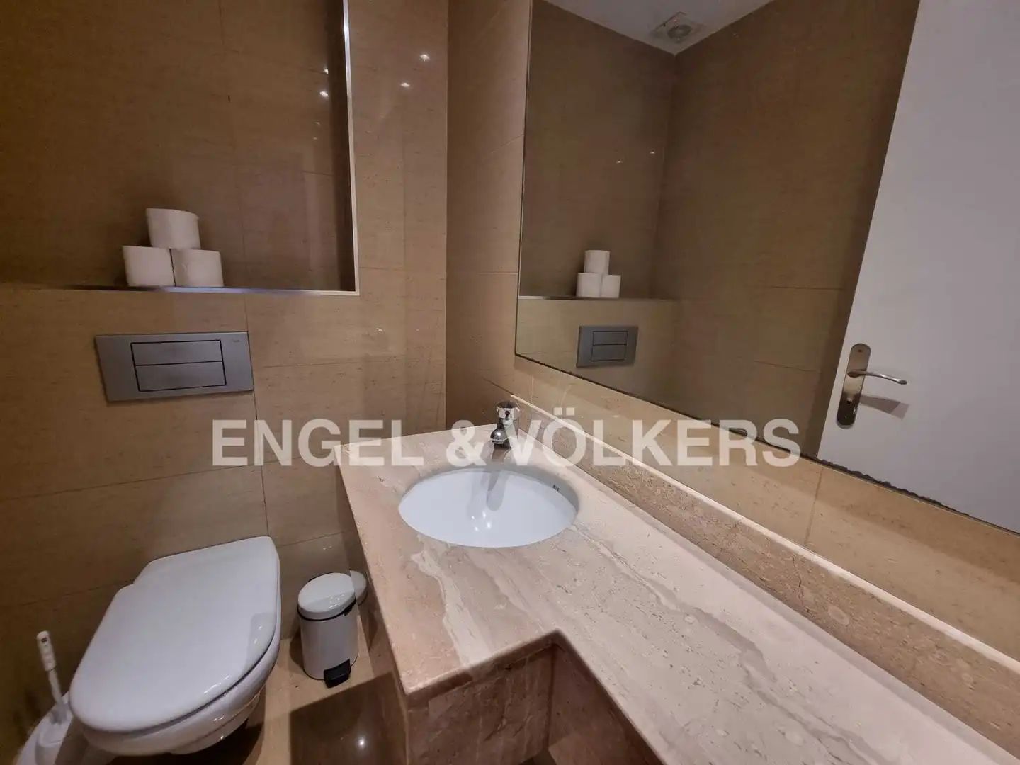 Badezimmer von Wohnung zur Miete in Barcelona mit Klimaanlage, Heizung und Parkett