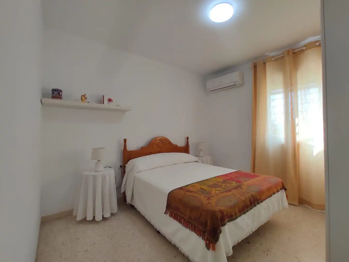 Dormitori de Casa adosada de lloguer en Dos Hermanas amb Aire condicionat, Jardí privat i Moblat