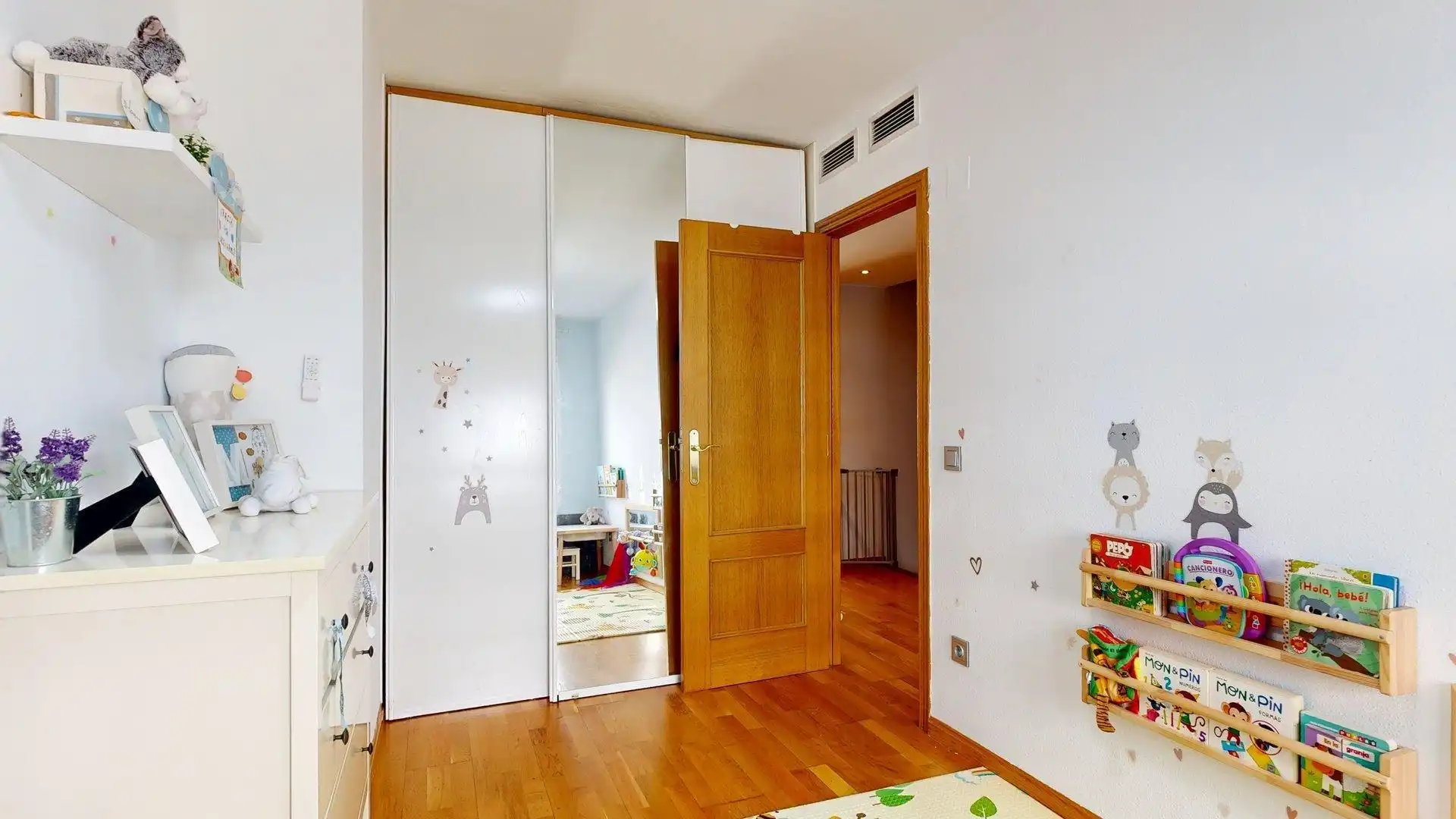 Habitación de Casa adosada en venta en Zaragoza con Calefacción, Jardín privado y Terraza