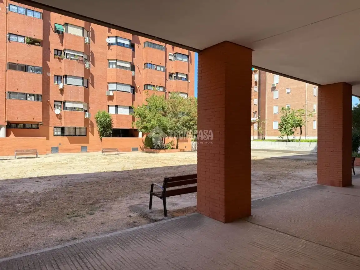 Vista exterior de Pis en venda en Madrid amb Calefacció
