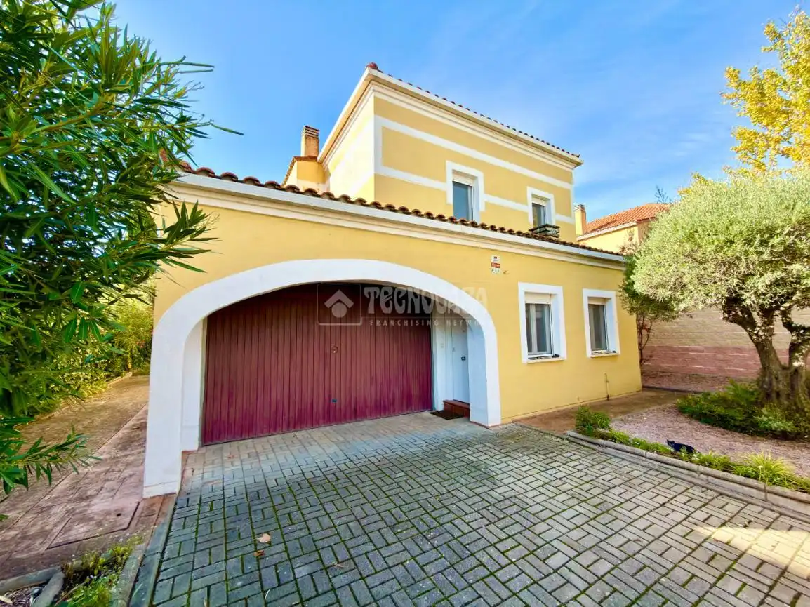 Vista exterior de Casa o xalet en venda en Cabanillas del Campo amb Calefacció i Piscina comunitària