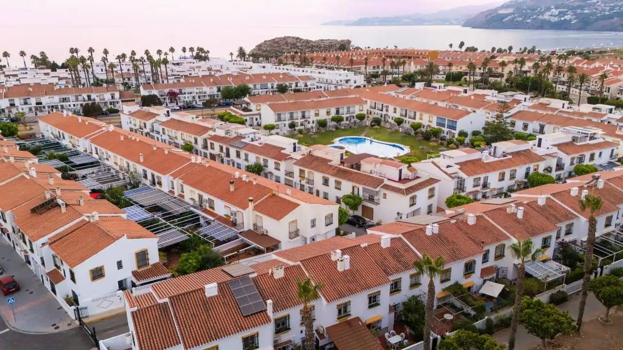 Vista exterior de Casa o xalet en venda en Salobreña amb Aire condicionat, Terrassa i Piscina comunitària