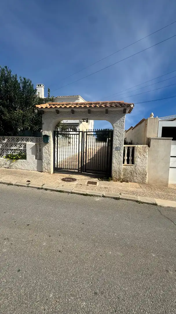 Vista exterior de Casa adosada en venda en Orihuela amb Moblat