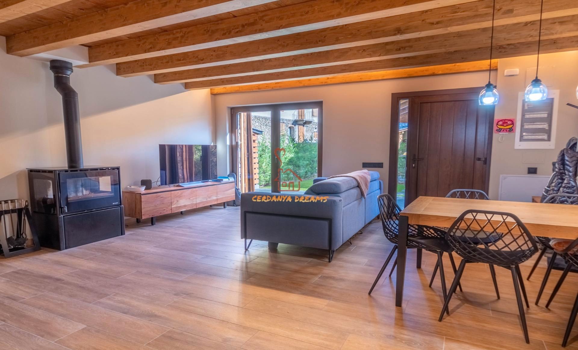 Sala de estar de Casa adosada en venta en Fontanals de Cerdanya con Calefacción, Jardín privado y Parquet
